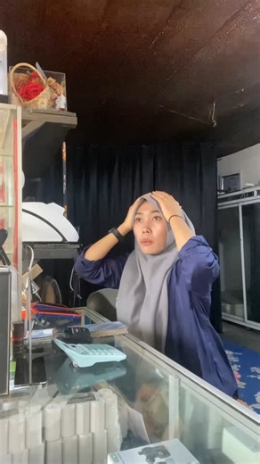Nita Mustafa on Instagram: "Eh ehhh.. inilah akibat badan capek+ngantuk tp maksa jaga toko🤣 #kasirvlog #kasirbrilink #nitamustafa98 #foryoupageシ @iware.id"