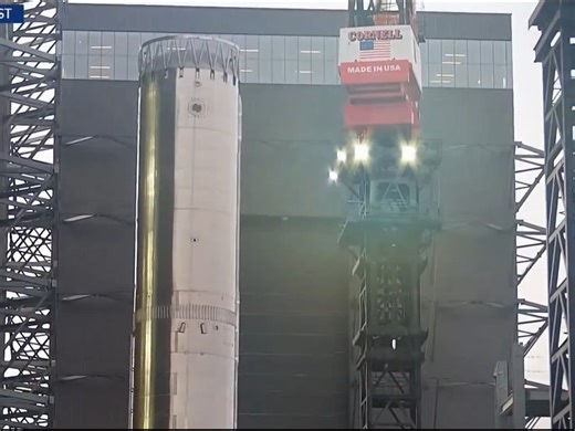 首个V3版星舰助推器B18从宽机库移出，准备运往梅西进行低温测试