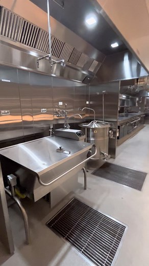 114K views · 4.5K reactions |  Ever wondered what 4500 sq ft of gourmet goodness looks like? @a.okcommissary 's Toronto kitchen and cafe is a game-changer! Serving 900 meals daily to Aritzia's team. ‍ Thanks @c1718 for the tour!  Follow @flowfoodservice for more foodie highlights and tag #flowfoodservice to be featured! | FLOW Foodservice | Facebook