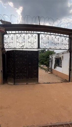 C'est quoi la mire dans l'automatisation de portail? Dans l’automatisation de portail, une mire est un repère visuel (ou parfois un accessoire technique) utilisé pour : 🔹 1. L’alignement et le réglage La mire sert surtout à : Aligner les cellules photoélectriques (photocellules) Vérifier que l’émetteur et le récepteur sont bien en face S’assurer que le faisceau infrarouge n’est pas décalé 👉 Sans un bon alignement (grâce à la mire), le portail peut : Refuser de se fermer Se rouvrir tout seul Dé