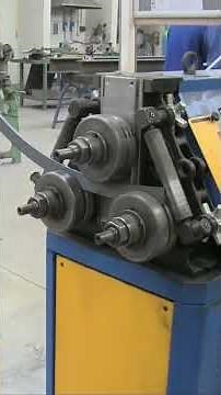 Cintrage d'un fer plat de 40 x 8 sur une cintreuse à galet. Cintrer un profilé métallique.