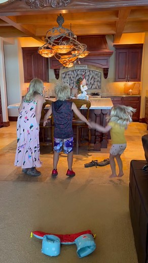 Sweet Pea and her fan club 🥰 #cockatoo #parrot #cute #family | The Parrot Lady