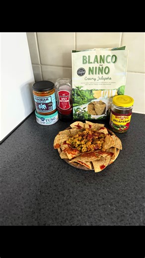 Vegan & Gluten free, Corn Tortilla, Curry & Jalapeño Tuna Although a little messy, this was super simple & delicious! Ingredients: -40g karahi tarka paste -85g vegan tuna -40g creamy jalapeño tortillas -20g @Old El Paso UK @Old El Paso jalapeños -10g @Peperami spicy ketchup Method: -drain the tuna substitute, mix in the paste & add 35ml of water -heat on a pan, chop & add the jalapeños -arrange the tortilla chips -add the tuna curry into the middle followed by the ketchup -enjoy 🌶️ Nutritional 