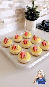 Mini mini cheescake Pequeno, mas muito mais fácil de fazer. Garantido. Sem problemas de rachadura. Sabor muito conveniente. Uma ótima receita. @fatma.bagriyanik07 Ingredientes para base: 1 pacote de biscoitos 50 gramas de manteiga Creme: 300 gramas creme de queijo labneh (crema cheese) 1 xícara de açúcar de confeiteiro 200 gramas de creme de leite 1 colher de sopa de farinha 1 colher de sopa de amido 2 ovos 1 pequena casca de limão ralada 2 a 3 colheres de sopa de suco de limão Molho: Um copo gr