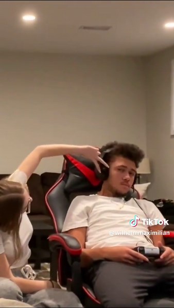 #DISTRACTING MY BOYFRIEND WHILE HE PLAYS VIDEO GAMES!!! | distracting boyfriend while playing game