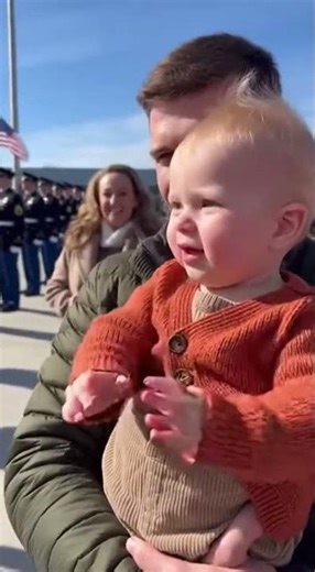 Baby Starts Clapping for Soldiers… Crowd Joins In 👏#shorts#baby#cutebaby#wholesome#military#soldiers