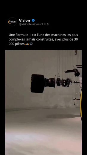 Vision | Business Média on Instagram: "À pleine vitesse, elle semble n’être qu’un seul objet… mais en réalité, ce sont des dizaines de milliers de composants qui travaillent en synchronisation parfaite 🏁🧬 Cette installation déconstruit une Formule 1 en plus de 30 000 pièces individuelles, suspendues dans l’espace pour révéler la complexité cachée derrière chaque tour, chaque virage et chaque milliseconde. Des surfaces aérodynamiques en fibre de carbone aux suspensions ultra-légères, en passant