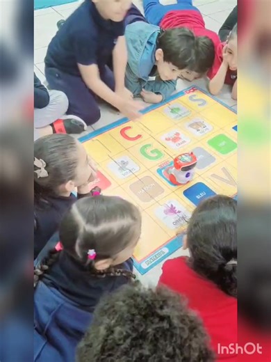 Les élèves des classes de CP Jean de La Fontaine et Molière ont vécu une belle aventure numérique avec leur nouvel ami Mathix 🤖 Avec enthousiasme et curiosité, ils se sont initiés aux bases du codage et de la programmation. Ce moment d’apprentissage ludique a été marqué par la coopération, l’émerveillement… et de nombreux éclats de rire ! Un grand bravo à nos petits programmeurs en herbe pour leur engagement et leur envie d’apprendre. Une première étape prometteuse dans le monde du numérique 👏