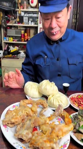 A satisfying Chinese man eating yummy fried frog | 一个身材矮小的中国男人津津有味地吃着美味的炸青蛙 #mukbang#asmr #4