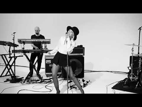 Miley Cyrus - Gimme What I Want (Live from Miley In Layers)