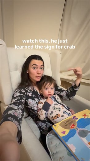 I absolutely love watching babies sign 😍 we have signed this book hundreds of times and have shown Cruz how to sign crab many many times and he finally signed it yesterday morning while we were reading books after he nursed. Let this be your reminder that kids need multiple exposures to new signs before they will start using it! Don’t give up, just keep signing it again and again! Also he is signing “kitty” at the beginning and end of the video because every time he sees my phone he wants to wa