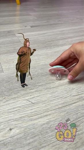 ماما ضد صرصور؟ 😅🪳من سيأكل أسرع؟ #كوميديا