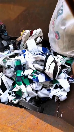 Advanced Solid Waste Processing Technology! Huacheng Shredder enables one-click shredding, transforming waste into recycled materials. #SolidWasteSorting#SolidWasteShredder#SolidWasteSortingLine#DualShaftShredder#SolidWasteProcessingLine