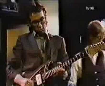Elvis Costello - I Don't Want To Go To Chelsea ( Live )