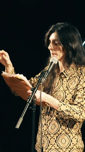 Le Poetry Club on Instagram: ""les gens seraient choqués de voir une fille qui respecte plus ses envies que la vie d'un semblable" @_herenlos propose des textes rares : forts, drôles et d'une grande intensité. C'est toujours une expérience très spéciale que de la voir sur scène ❤️ Toutes les prochaines dates du Poetry Club sont en ligne (réservations en bio) ! - Le Poetry Club est organisé avec le soutien de @babelio_ et de @lesmots.co ✌️"