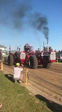 International Harvester 660 Diesel triple tractor pulling.