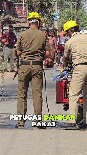 Kocak! Damkar Datang Pakai Motor, Endingnya… 😭