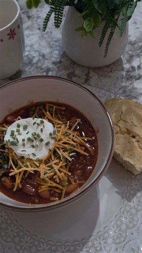 Amanda Meadows on Instagram: "The kind of Chili Beans that'll have him talkin' to his Momma about u.🫘 #crockpotchili #easydinner #homecooking #comedy #recipe #crockpot #funnyvideos"