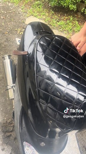 カウル、シート、メーター全取っ替えした後にシートワイヤーつけ忘れて財布もろともメットインの中に閉じ込められた俺の末路#af34 #ライブディオ