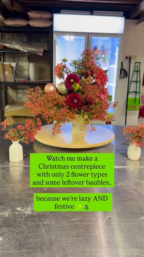 Kimberley - Flower Expert on Instagram: "Watch me make a Christmas centrepiece with 2 flowers and a handful of baubles… because honestly? We’re lazy AND festive over here. 🎄💐😂 If you’ve been stressing about Christmas table styling, babe… breathe! You don’t need a florist studio, 12 varieties of fancy blooms, or a personality that screams “Pinterest Mum.” (Cause this time of year I’m busy dealing with a crazy toddler jacked up on all things festive and I don’t have the time, ha!) You just need