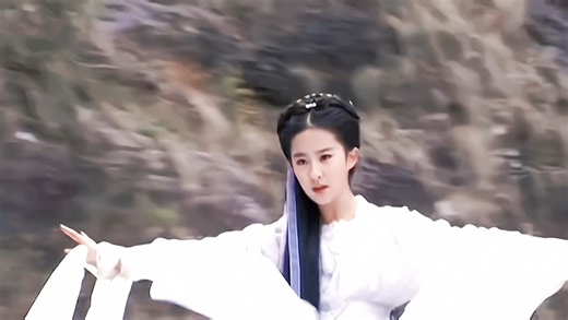 “一身素袂轻云起，仙子飘然落凡尘”