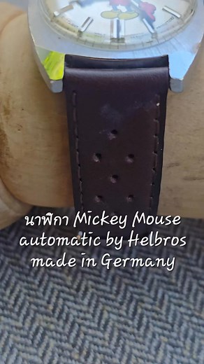 ขายเเล้วครับ ขอบคุณครับ Mickey mouse automatic day date by Helbros หายากอันดับต้นๆอีกเรือน รุ่นนี้เป็นรุ่นที่ผลิตขึ้นมาสำหรับผู้ใหญ่ ในยุค 70s โดย Helbros (made in Germany) ตัวเครื่องมีความซับซ้อนกว่านาฬิกา Mickey mouse รุ่นอื่น นาฬิกาเป็นระบบ automatic ที่สามารถขึ้นลานได้ด้วย หน้าปัทม์แสดงผล วันเเละวันที่ ขนาดเรือน 35มม. (วัดขนาดไม่รวมเม็ดมะยม) เลนซ์ original ตัวเรือนและหน้าปัทม์มีความ“Antique”แต่ยังสามารถใช้ในชีวิตประจำวันได้อย่างดี แม้นาฬิกาจะมีอายุมากกว่า 50ปี เเล้ว นาฬิกา service มาเรียบร้อ
