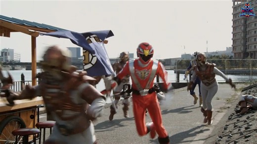 FullHD Vietsub siêu nhân Shinkenger vs Go-Onger ep02 Hai đội hợp tác, nhưng phong cách khác biệt khiến họ gặp nhiều trở ngại. Dù vậy, tinh thần đồng đội giúp họ tìm được nhịp phối hợp chung, đặc biệt khi kẻ địch tung ra sức mạnh ngăn cách các thành viên. #Shinkenger #GoOnger #KhoTokuTV #ep02 #Teamwork | KhoTokuvn