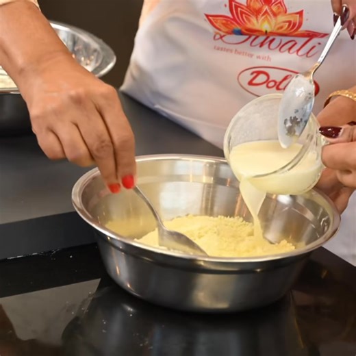 Nu coleg Jeshita de ABC Foods pe dir nu, pa neseser li parfe ek ron ron, pu rant dan lestoma mem sa. 😅 Azordi, li pe montre nu kuma fer Rasgullah, avek dile Dolly. ✨ Ek tuzur, Diwali tastes better with Dolly. 🪔💛 ps. retuv antye reset la dan komanter #diwalitastesbetterwithdolly #diwali2025 #Dolly | ABC FOODS