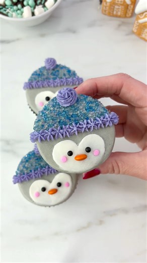 Penguin cupcakes 🐧 Same technique as my snowmen, just with a little twist. The full step-by-step tutorial goes live tomorrow on my website 💙 #cupcakeartist #cupcakedesign #buttercreamart #cakeinspo #penguincupcakes #cakedbyrach | Caked By Rach