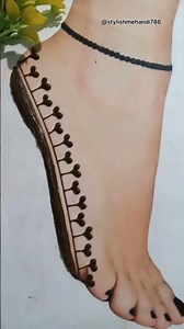 पैरों पर मेहंदी लगाने का बहुत ही आसान तरीका