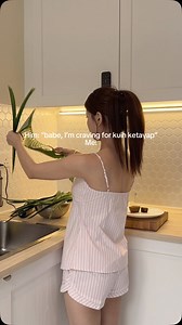 The Classic Malaysian flavour trio of pandan, santan, and gula melaka (palm sugar). All-natural colour from fresh pandan leaves! This is so gooooood, can’t wait to share a recipe with u guys💓 【 Kuih Ketayap Recipe🌙】 Filling: - 100g gula melaka - 60ml water - 250g grated coconut - 1/2 tsp - 3 pandan leaves Batter - 150g all-purpose flour - 50ml santan / coconut milk - 5-10 pandan leaves, blended with 280ml water - 1 egg - 2g (½ tsp) salt - 15ml (1 tbsp) oil | Kimberly Ng