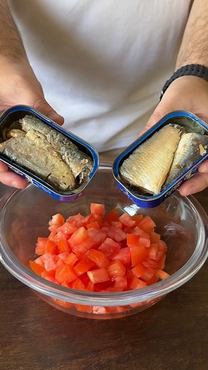 Ajoutez simplement des sardines à la tomate et réalisez une recette incroyable | Cuisine facile