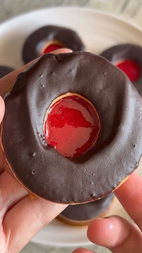 96K views · 2.1K reactions | Espejitos Les dejamos ingredientes para 12 grandes100 grs de manteca.100 grs de azúcar.1 huevo.Vainilla.200 grs de harina.1 cucharadita de polvo de hornear.Horno a 180 grados 10 minutos.Relleno.300 grs de dulce de leche.Jalea de frutilla.Cobertura:200 grs de chocolate semi amargo.50 grs de manteca.Derretir a baño María y bañar las tapitas. | Vane Fernández | Facebook