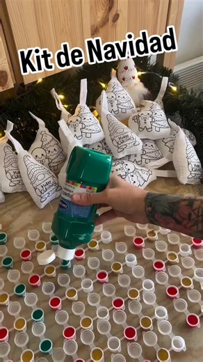 Lettering y manualidades on Instagram: "En esta Navidad queremos que la creatividad de nuestros chicos brille más que nunca 🌟. Te presentamos nuestro Kit Navideño de Manualidades, pensado para que los niños pinten, decoren y luego cuelguen sus propios adornos en el arbolito 🎨🎁. - Cada pieza viene lista para pintar 🖌️ - Se pueden rellenar y usar como decoración 🎄 - Es una actividad divertida y familiar 👨‍👩‍👧‍👦 🎅🏼 ¡Haz que tus pequeños sean parte de la magia navideña creando sus propios