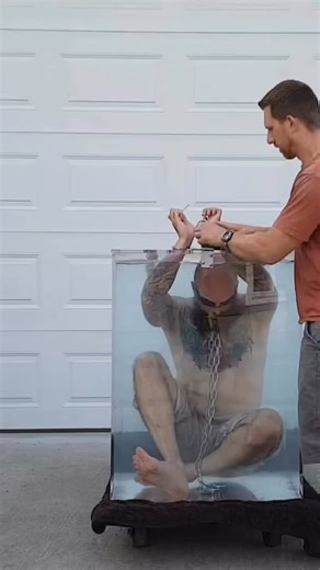 1.9K views · 21 reactions | A video of when I first started training for my full view underwater escape 﫧⛓️ #escapeartist #nevergiveup | Matt Johnson | Facebook