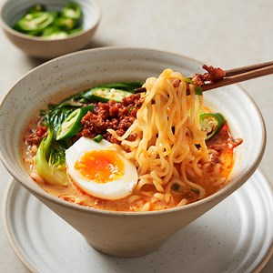 This creamy Korean chicken ramen 🍜🔥 The kind of bowl you’ll want on repeat… and it’s ready in just 15 minutes! ✨ | Marion Grasby