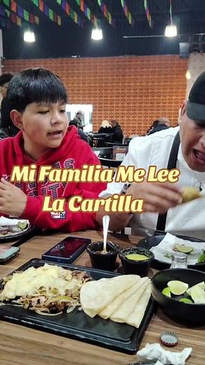 Mi Familia Me Lee: Un Sketch Divertido