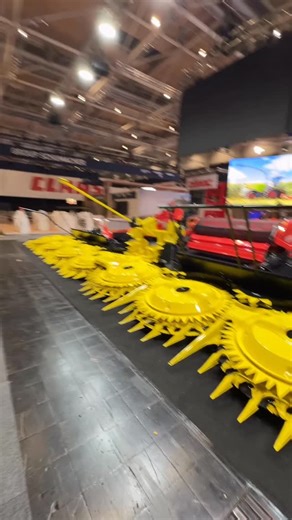 Mathis ®️ on Instagram: "Das Kemper 4120 Pro Maisgebiss brauch sich mit seinen 16 Reihen auf jeden Fall nicht verstecken 😮‍💨🤩 @kemper_stadtlohn @johndeereeurope #hektarjäger #wattschleift #agriculture #mtswslr #johndeere #farming #fürdich"