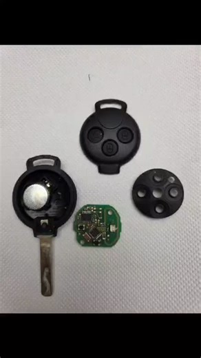 Ferramenta Leonti on Instagram: "Smart riparazione ✔️ #smart #silca #futura #automotive #kay"