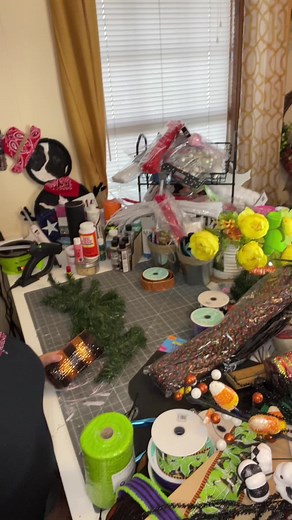 Watch me make a Halloween mailbox swag ! #halloweenlook #halloween #homedecor #mailbox