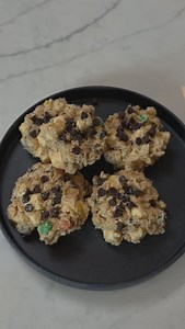 Ariel Winter on Instagram: "Okay guys hear me out….. No Bake!!!!! Avalanche🫨 Cookiesssss🤤 Recipe inspired by @dinneratthezoo ! 16oz White Chocolate Melting Candy 3/4c Creamy Peanut Butter 2c Rice Krispies Cereal Mini Marshmallows Mini M&Ms Mini Peanut Butter M&Ms 1c Mini Semi Sweet Chocolate Chips— divided! Place 1/2c of the mini chocolate chips in the freezer! While they get all 🥶, line two baking sheets with parchment paper. Then place the white chocolate into a microwave safe bowl and micr