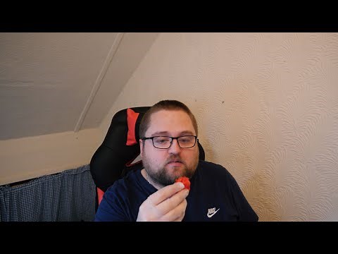 Idiot eats the Carolina Reaper Chilli - Severe pain and panic is the result!