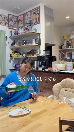 贅沢つまみ！赤海老のレモンカルパッチョ。15分で火を使わず完成。【材料】赤海老5〜6尾、オリーブオイル大さじ1、レモン汁大さじ1.5〜2、岩塩、にんにく少々。ソースを混ぜて海老にかけるだけ。