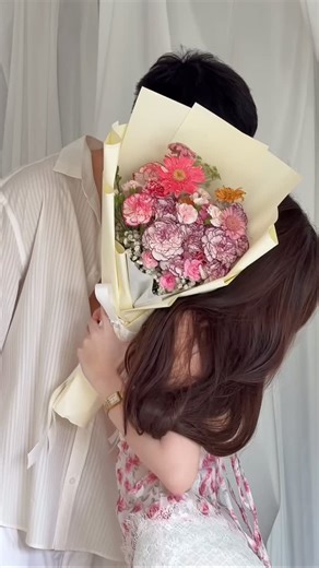 Feelfree.bkk Co.,ltd. on Instagram: "12.12 Girlfriend Lace Satin Tank Top (Limited Colors) Soft Love Collection is coming… Our newest pieces crafted for the gentle, feminine, and irresistible you. ความพิเศษของคอลนี้ 🫶🏻🥹 อ้อมตั้งใจนำเสนอกลิ่นอายความโรแมนติก ผ่านลายพิมพ์ดอกไม้ ความเบาสบายเหมือนกลีบของดอกไม้ ที่ถูกถ่ายทอดลงบนผ้าที่นุ่มนวล ใส่สบายและสวยงาม ให้ผู้หญิงรู้สึกเหมือนตัวเองกำลังบานสะพรั่งในค่ำคืนแห่งเทศกาลในช่วงสิ้นปี 🏹💘🪽✨ ซึ่งลายผ้าแต่ละลาย จะเลือกใช้ลายดอกไม้ที่ดูแพง ไม่ใช่ลายใหญ่