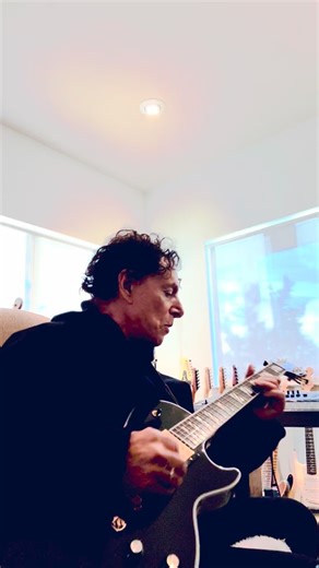 Ghosts mosh 👻👻👻👻👻👻👻👻👻👻👻👻👻👻👻👻 @nealschon @nealandmichaeleschon @journeyofficial @Halloween @gibsonguitar Supreme 🔥☠️🔥 @ernieball #journey #nealschon #soar #beyond #beyond #2025 #gibson #gibsonguitars #halloween | Neal Schon