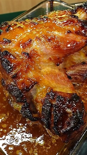 Juan Neblett 🌎 on Instagram: "Jamón en Glaseado de Maracuyá 😍🤤🔥 Entre tantas versiones de jamón para Navidad, esta definitivamente es una de mis favoritas 😍 y lo mejor lo fácil que puedo prepararlo con todos mis equipos de DRIJA @drijainternational que me garantizan un resultado espectacular 🤤👌🏽 -6 a 8 Maracuyá grandes -1 taza de azúcar blanca -1 taza de miel de abeja -6 clavitos de olor -1 Jamón picnic ahumado -Jugo de Naranja #navidad #pork #newyear"