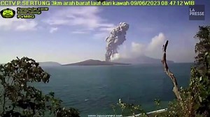 Le volcan Anak Krakatoa en éruption, une colonne de cendres de 3 km dans le ciel