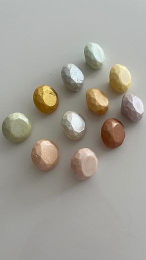 Le Diamant 💎 Un chocolat qui fait briller vos moments 🍫 Un véritable diamant de gourmandise ! Chaque bouchée est une douceur irrésistible, avec plus de 10 saveurs pour satisfaire tous les goûts 👌 Fruité, gourmand aux fruits secs, ou 100 % chocolat : il y en a pour tous les amateurs de chocolat 👨‍🍳 Que ce soit pour offrir ou pour se faire plaisir, nos diamants sont le cadeau idéal pour créer des souvenirs savoureux ✨ Alors, prêt à découvrir ? 😋 #pistache #patisserie #paris #trompeloeil #pis