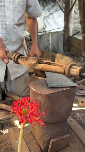 A simple way to tidy up the tip of a knife. #blacksmith #blacksmithing #usa #skill #diy #fypシ゚viralシ