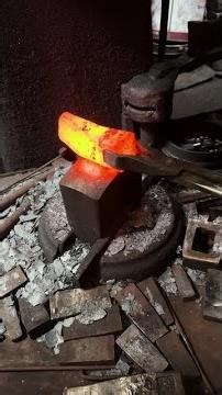 Free forging hammer hole, if it is misaligned, correct it immediately.